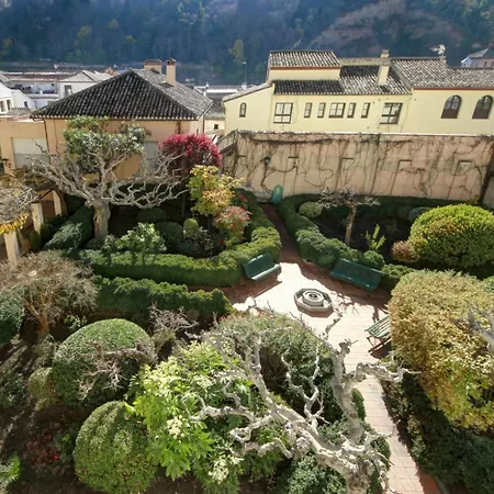 Chezmoihomes Unique Alhambra Views-2